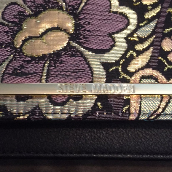 Gorgeous floral bevening  clutch - Picture 2 of 7